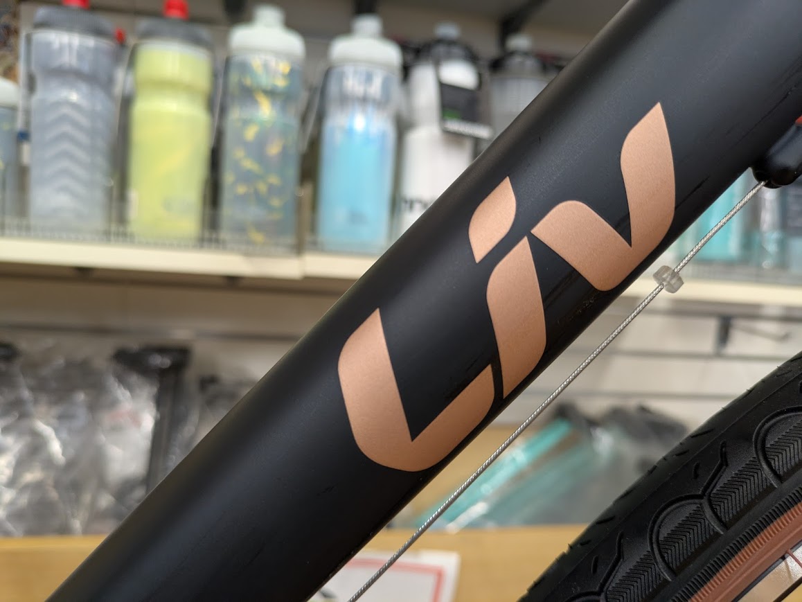 LIV】落ち着いたカラーのクロスバイクが入荷してます。初めの一台に