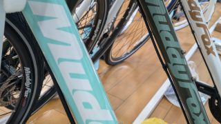 ニンです　送料込み　スペシャライズド CRUZ MTB 油圧ディスク SALE!!】超コスパ！！ 油圧ディスク搭載！ スタンド標準装備のクロス